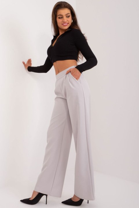 Spodnie Damskie Model WN-SP-8247.65 Light Grey - Rue Paris Rue Paris Spodnie Damskie Model WN-SP-8247.65 Light Grey - Rue Paris Rue Paris