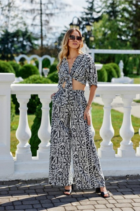 Bluzka Model Amber BLU0182 W25 Black - Roco Fashion Roco Fashion Bluzka Model Amber BLU0182 W25 Black - Roco Fashion Roco Fashion