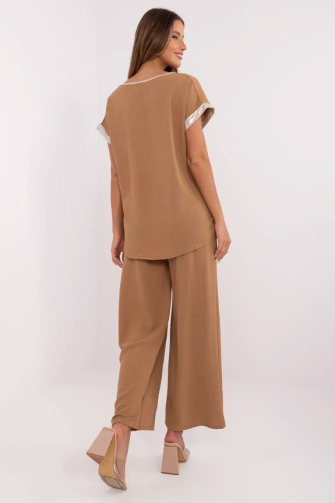Spodnie Komplet Model DHJ-KMPL-9370.87 Camel - Italy Moda Italy Moda Spodnie Komplet Model DHJ-KMPL-9370.87 Camel - Italy Moda Italy Moda