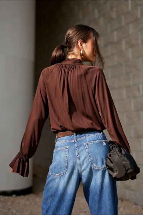 Bluzka Model Isabel CBR BLU0217 Dark Brown - Roco Fashion Roco Fashion Bluzka Model Isabel CBR BLU0217 Dark Brown - Roco Fashion Roco Fashion