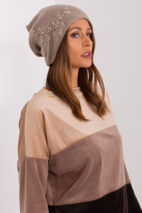 Czapka Model AT-CZ-2329.79 Dark Beige - AT AT Czapka Model AT-CZ-2329.79 Dark Beige - AT AT