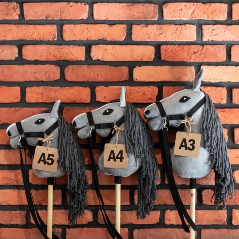 HOBBY HORSE SKIPPI - KOŃ NA KIJU - SZARY A4 - PREZENT DLA DZIECKA HOBBY HORSE SKIPPI - KOŃ NA KIJU - SZARY A4 - PREZENT DLA DZIECKA