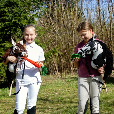 SKIPPI HOBBY HORSE - W PLAMY - CZARNE PLAMKI - KOŃ NA KIJU - KANTAR SKIPPI HOBBY HORSE - W PLAMY - CZARNE PLAMKI - KOŃ NA KIJU - KANTAR
